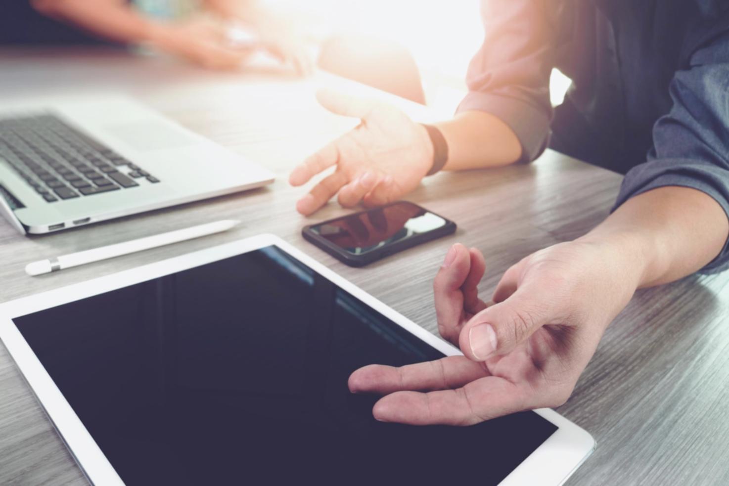 Plataforma de análisis financiero en múltiples dispositivos