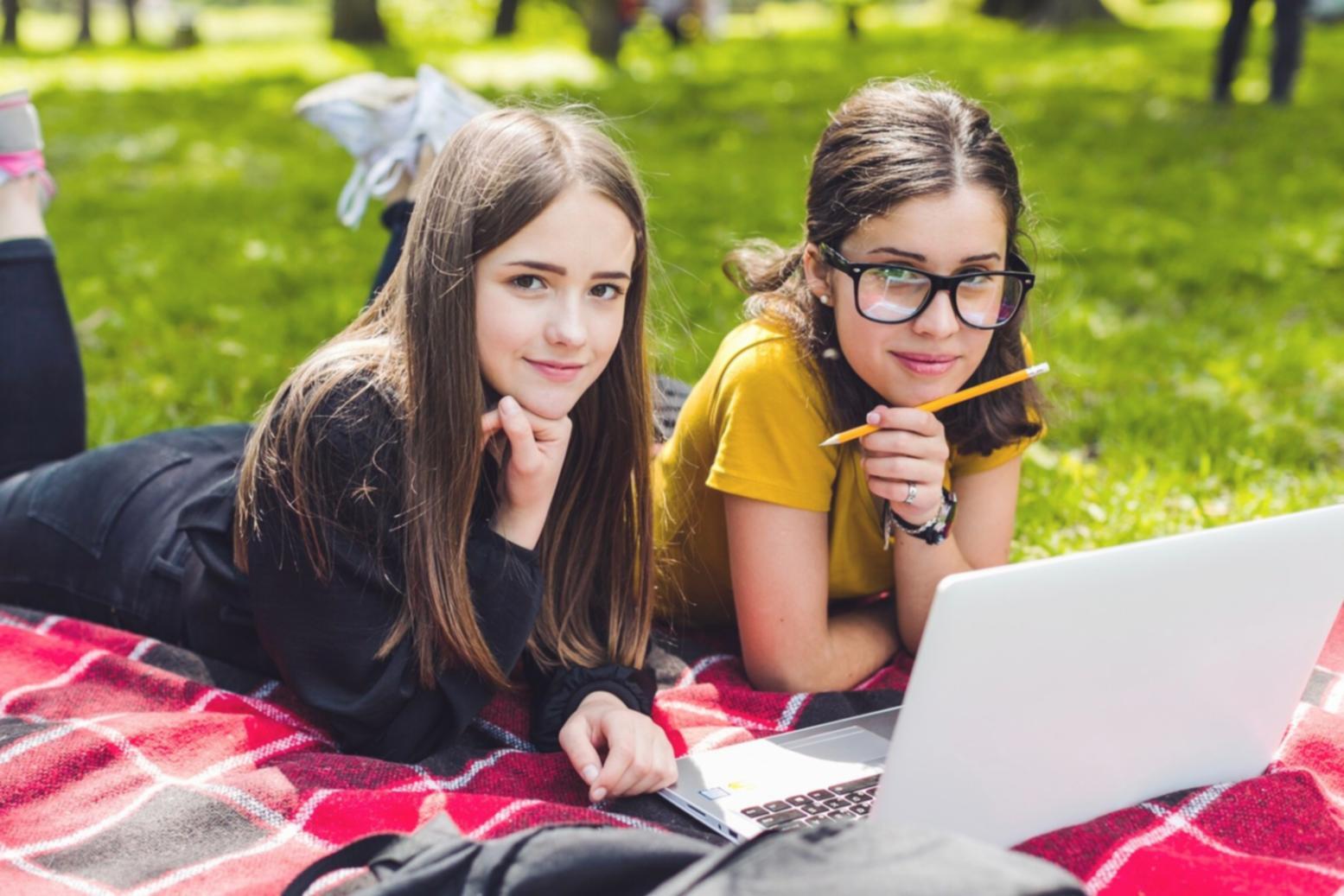 Estudiantes analizando datos financieros en sesión de formación práctica